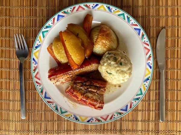 Wie bereitet man einen saftigen Schweinebraten mit knuspriger Kruste zu?