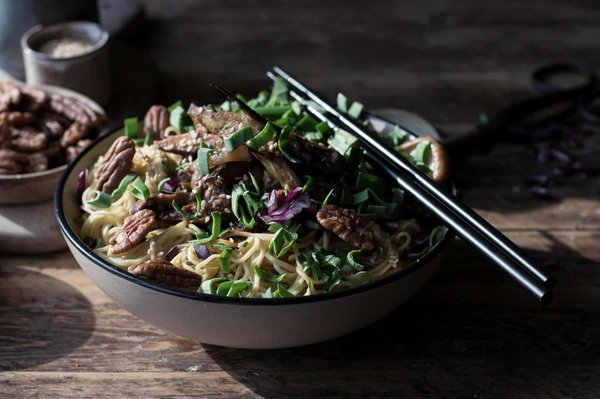 Welche Zutaten braucht man, um eine authentische japanische Miso-Suppe zuzubereiten?